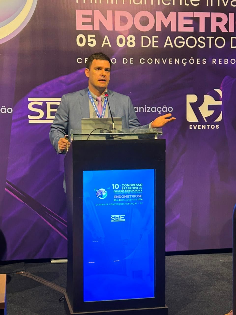 Prof. Dr. Bernardo Portugal Lasmar durante apresentação científica em congresso
