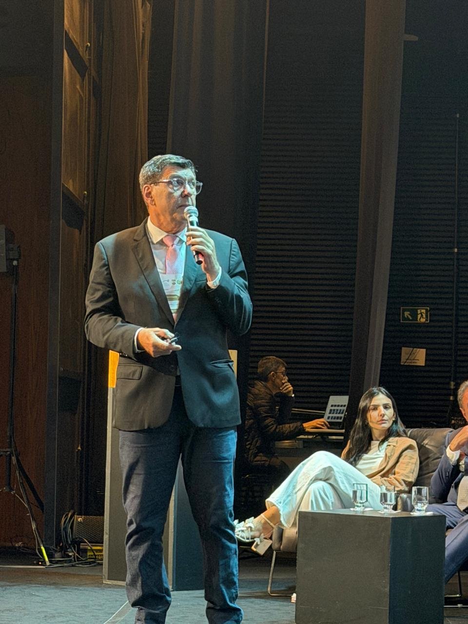 Prof. Dr. Ricardo Bassil Lasmar durante apresentação científica em congresso